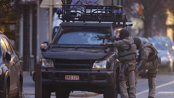 Agentes de las fuerzas especiales toman posiciones durante la operación antiterrorista de este martes en Bruselas.