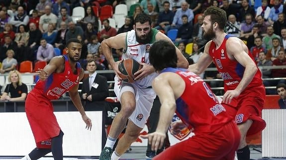 Bourousis rodeado de rivales del CSKA. 