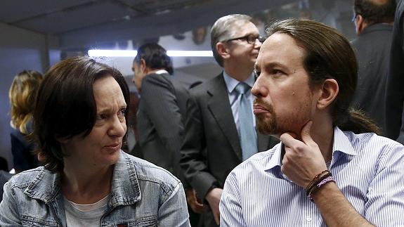 Carolina Bescansa junto a Pablo Iglesias.