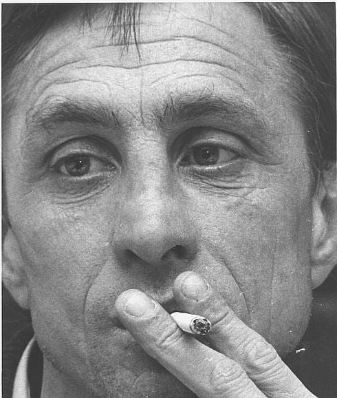 Johan Cruyff, fumando. 