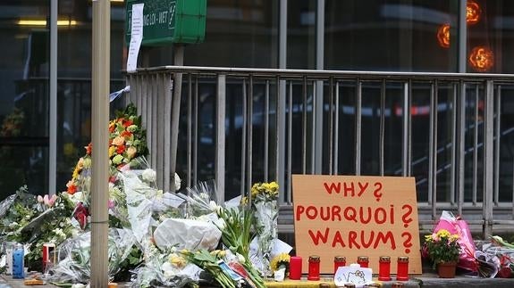 Los Reyes de Bélgica depositan flores en la estación de metro de Maelbeek.