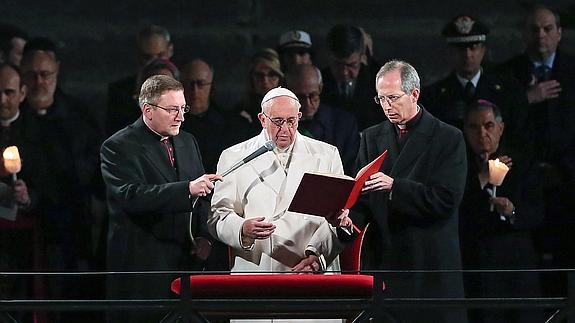 El papa Francisco, durante el Vía Crucis del Viernes Santo en Roma.