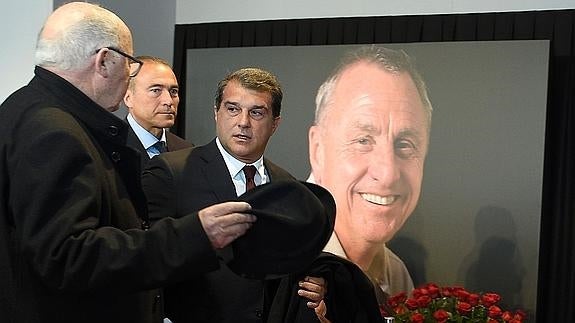 Joan Laporta (c), en el homenaje al fallecido Johan Cruyff. 