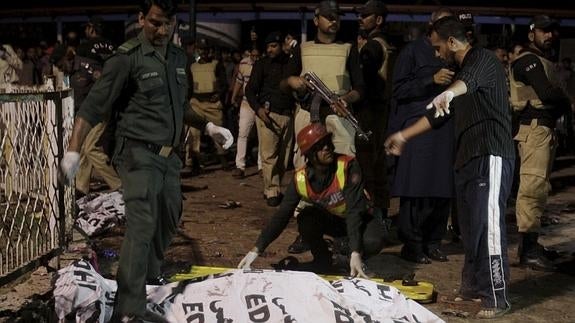 Un equipo de rescate se lleva uno de los cuerpos.