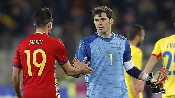 Iker Casillas, con Mario Gaspar. 