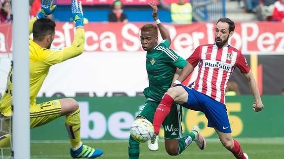 Juanfran (d) remata durante el partido ante el Betis. 