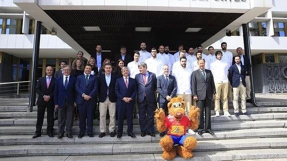 Foto de familia de la selección española de balonmano. 