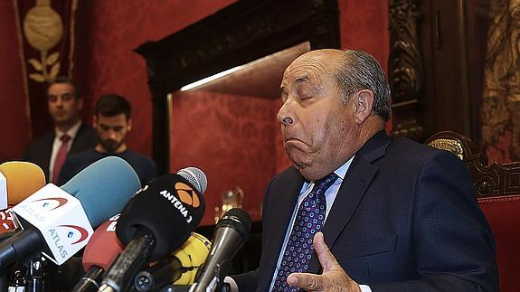 José Torres Hurtado, alcalde de Granada, durante su rueda de prensa.