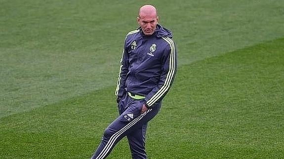 Zinedine Zidane dirige el entrenamiento del Real Madrid. 