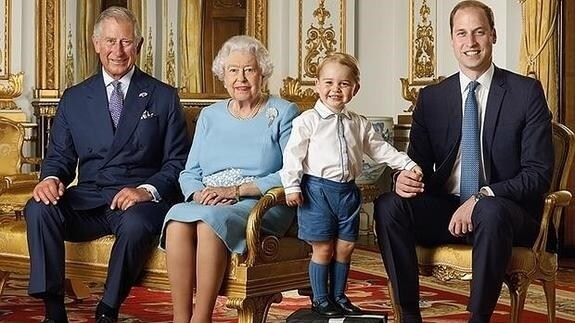Isabel II, junto a su hijo Carlos, su nieto Guillermo y su biznieto Jorge. 