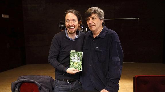 Iglesias junto a Carlos Fernández Liria, en la Facultad de Filosofía de la Universidad Complutense. 