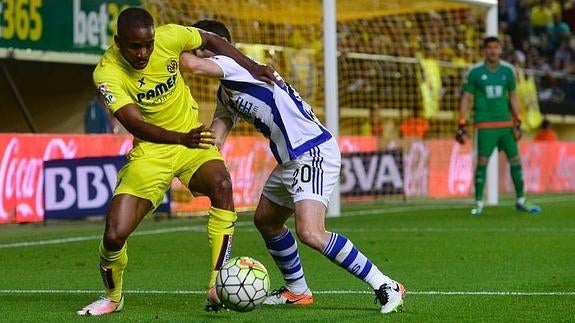 Bakambu pugna por un balón con Zaldua. 