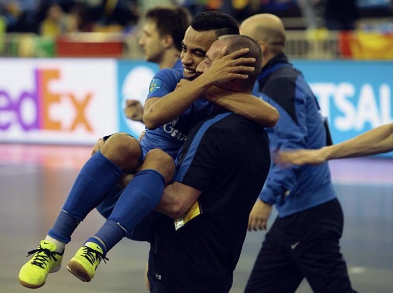 Los jugadores del Ugra celebran el título. 