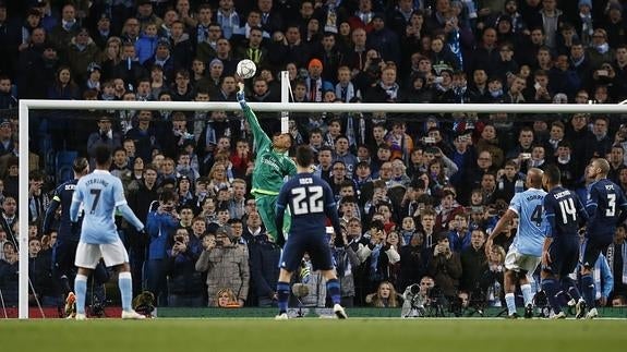 Keylor Navas hace una parada ante el Manchester City. 