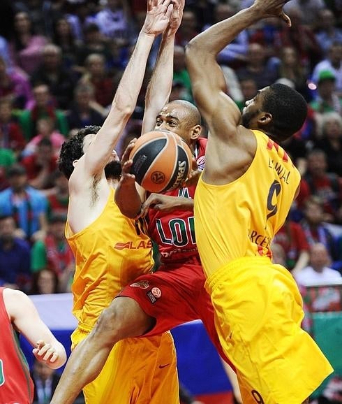 Dontaye Draper (c), ante el Barça. 