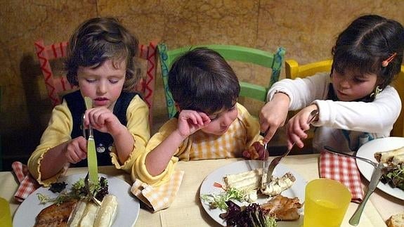 Los niños deben aprender a comer bien, ya que los caprichos o que al pequeño no le guste algún alimento son factores de riesgo. 