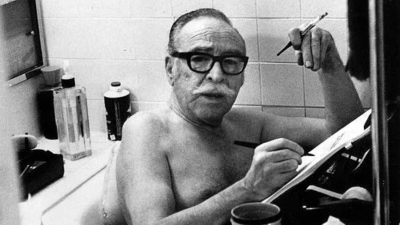 Dalton Trumbo, escribiendo en la bañera con un café y un cigarrillo. 