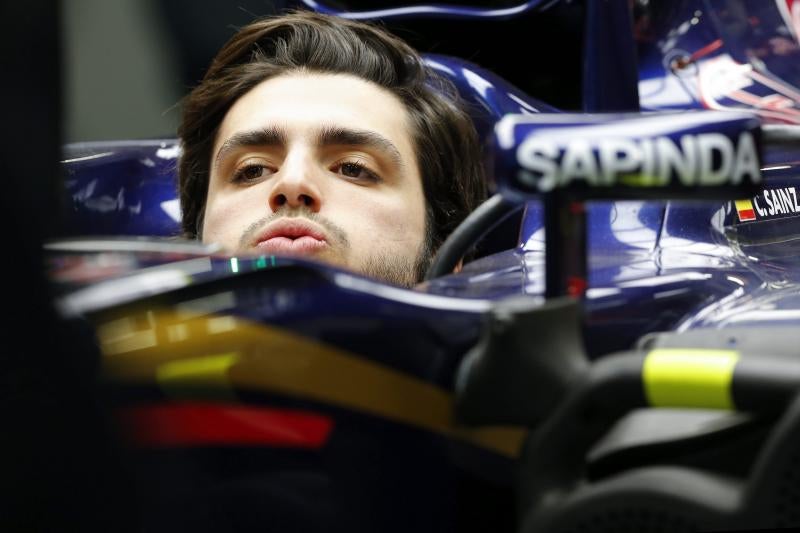 Carlos Sainz resoplando en su coche