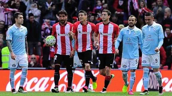 Raul García y Aduriz, en el partido contra el Celta. 