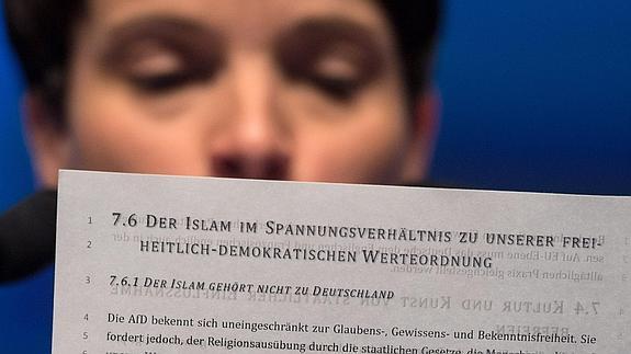Frauke Petry, líder del partido populista alemán AfD, lee la posición del partido sobre el islam.