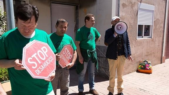 Varias personas protestan contra los desahucios.