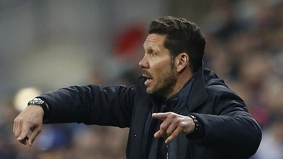 Diego Simeone da órdenes en un partido del Atlético de Madrid. 