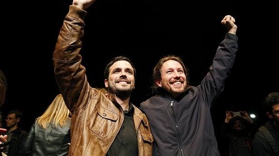 Los líderes de Podemos, Pablo Iglesias (d), y de Izquierda Unida, Alberto Garzón (i).