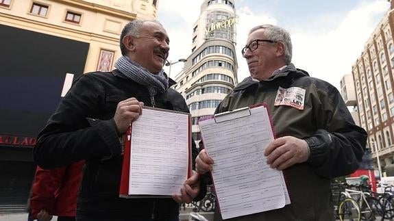 Los secretarios generales de CC OO y UGT, Ignacio Fernández Toxo y Pepe Álvarez, en una recogida de firmas en Callao.