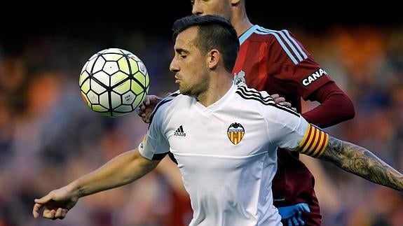 Alcácer se prepara para controlar el balón. 