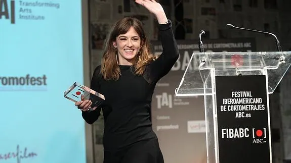 Marina Salas, con su premio a la mejor actriz. 