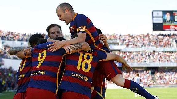 Iniesta salta sobre sus compañeros en la celebración de un gol. 