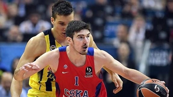 Bojan Bogdanovic, defendiendo a Nando de Colo. 