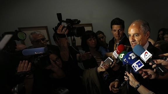 El expresidente de la Generalitat Valenciana, Francisco Camps, a su llegada a la comisión de investigación.