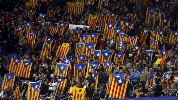 Banderas esteladas durante un partido en el Camp Nou.