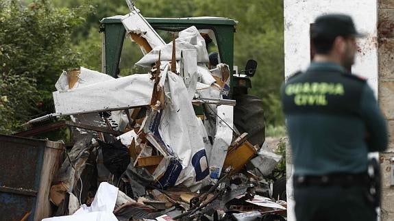 Restos del accidente donde una avioneta se ha estrellado en Arbizu (Pamplona).