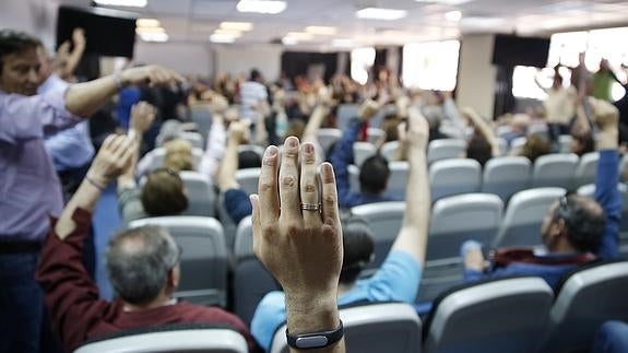 Los trabajadores de Metro de Madrid durante la votación.