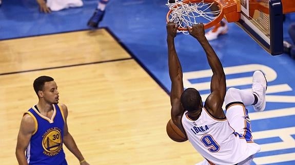 Ibaka machaca la canasta en presencia de Curry. 