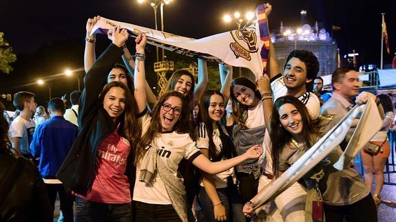 Seguidores madridistas celebran la victoria en Cibeles.