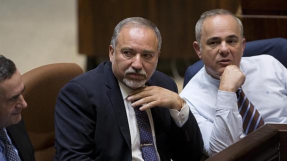 El nuevo ministro de Defensa de Israel, Avigdor Lieberman (c).