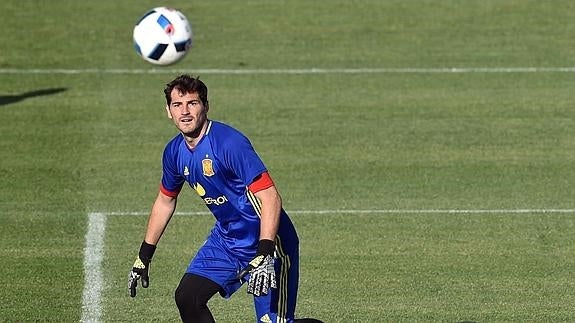 Iker Casillas, durante un entrenamiento con la selección.