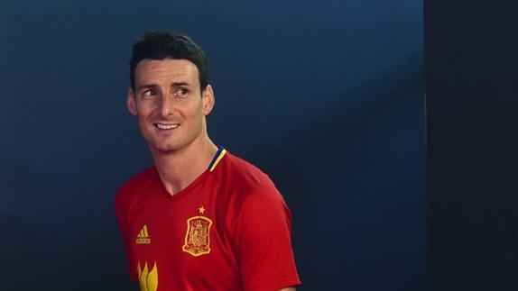 Aduriz entra a la rueda de prensa. 