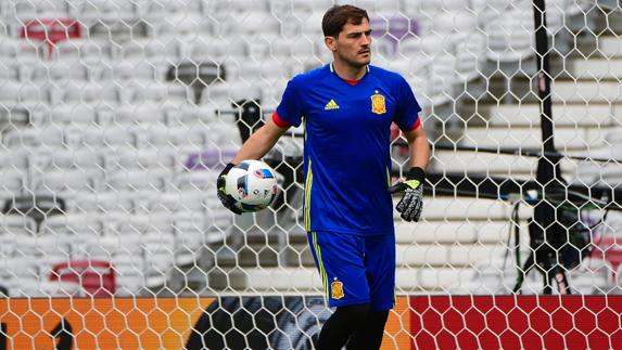 Casillas, durante un entrenamiento con la selección española. 