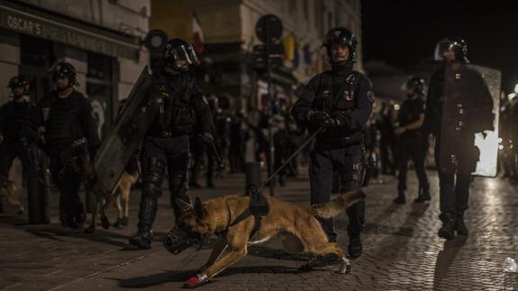 La policía francesa, durante los incidentes de Marsella. 