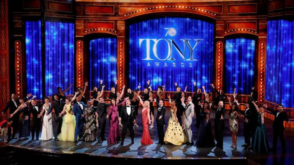 El presentador de la gala James Corden, junto a todos los candidatos de la 70ª edición de los Premios Tony.