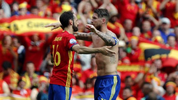 Juanfran abraza a Sergio Ramos tras la victoria. 