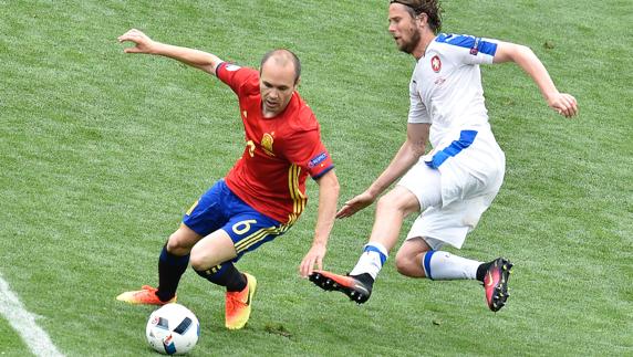 Iniesta (i), durante el partido ante la República Checa. 