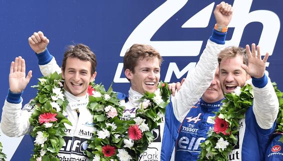 Los tres ganadores celebran el triunfo. 