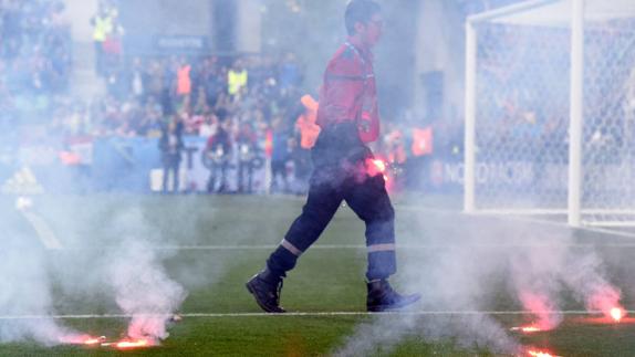 Bengalas lanzadas por los aficionadaos croatas en el partido ante la República Checa. 