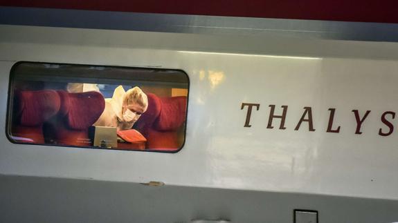 Agentes de policía recogiendo pruebas en el tren Thalys el pasado 21 de agosto. 