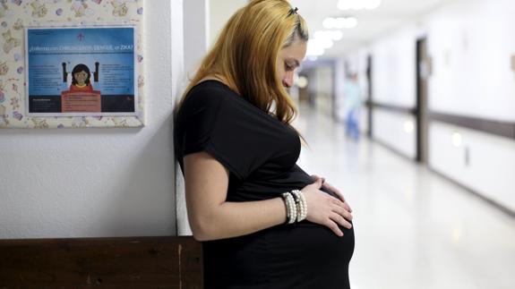 Una mujer espera los resultados de las pruebas del zika.